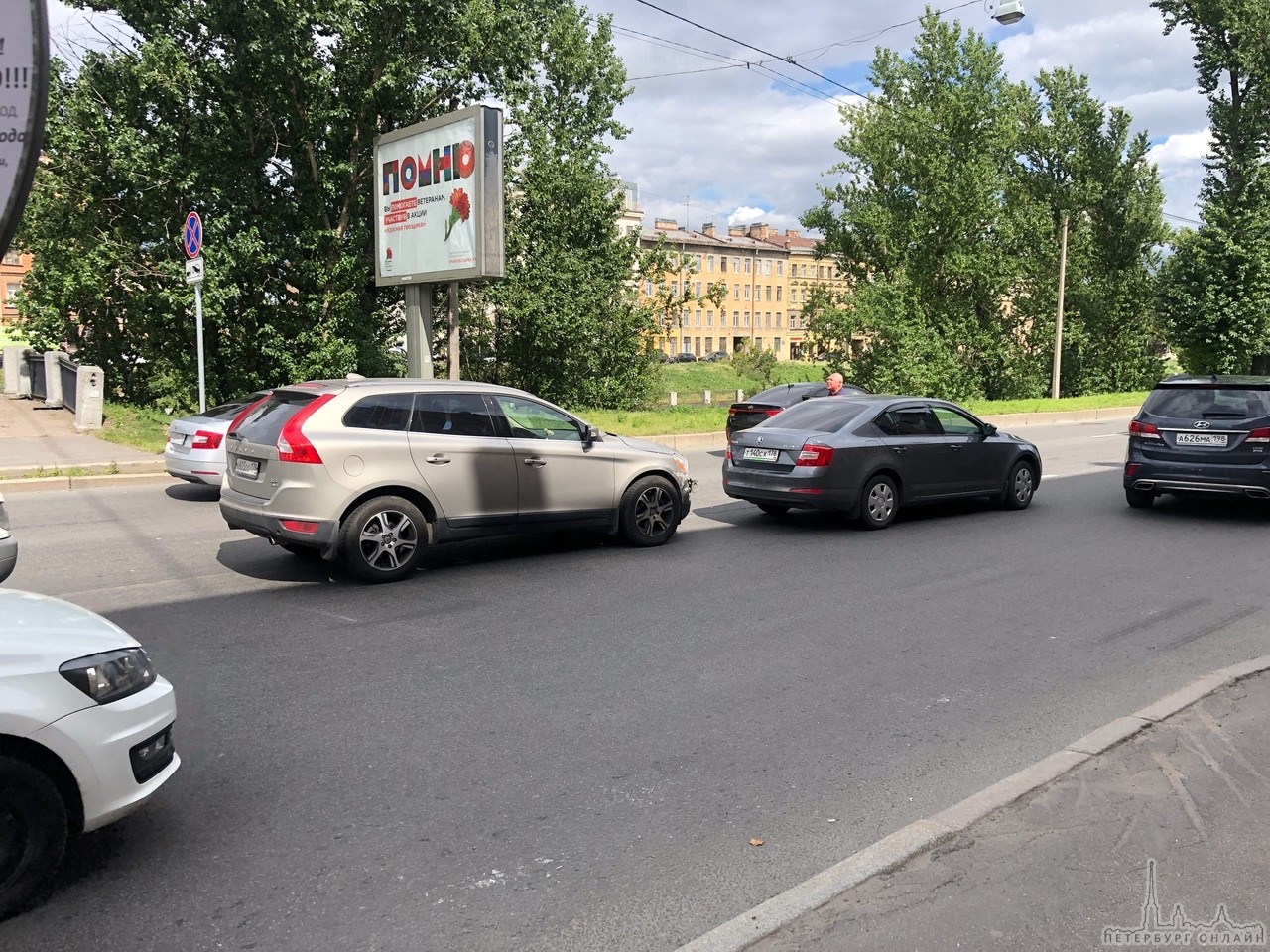 Skoda и Volvo притерлись на пересечении Обводного и Тамбовской.