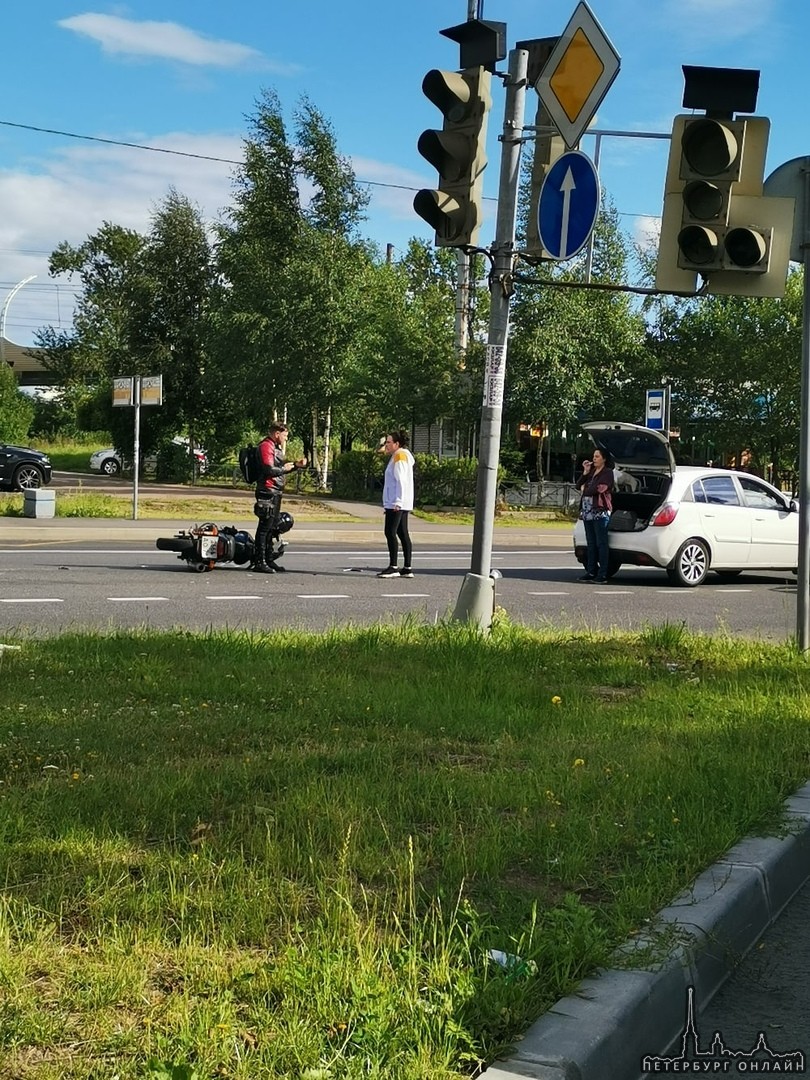 На Народного ополчения 26А(заправка Роснефть), мотоцикл поцеловал в зад даму с собачкой)