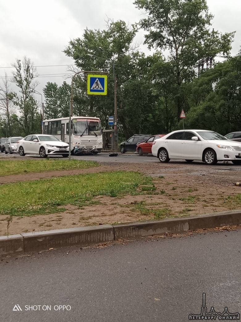 Мотоциклист лёг под маршрутку на Советском проспекте, перед поворотом на Заводскую. Пробка в обе сто...