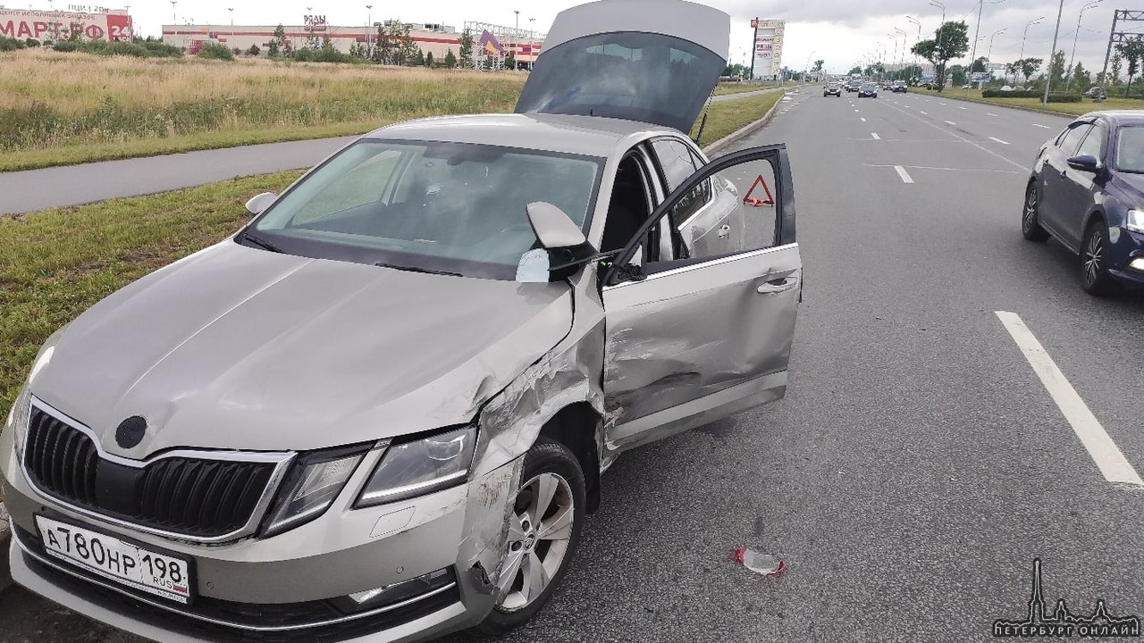 На Пулковском шоссе, нас подрезали, пострадали 3 машины и виновник на Hyundai Санта Фе темно-серого (...