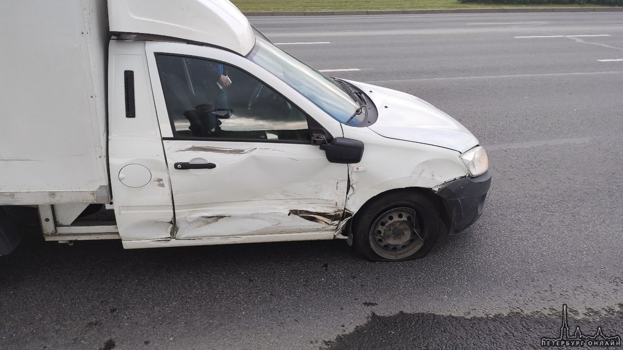 На Пулковском шоссе, нас подрезали, пострадали 3 машины и виновник на Hyundai Санта Фе темно-серого (...