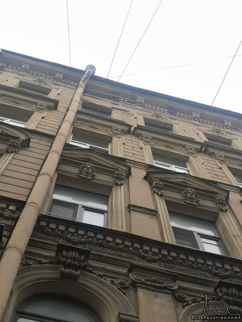 Отломился большой кусок фасада дома по адресу Большой проспект Петроградской стороны дом 1, мы усп...