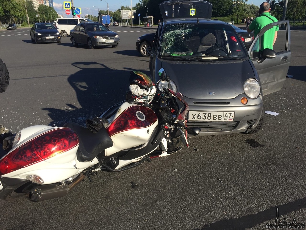 Матиз при левом повороте не пропустил одинокого летящего мотоциклиста на перекрестке Луначарского п...