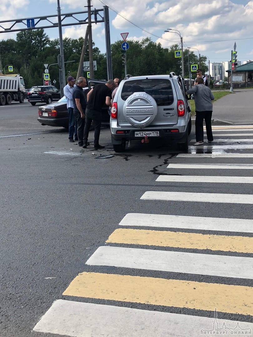 БМВ не поделила дорогу с Нивой на пересечении Репищевой и Вербной. Мужчина лет 60 сидевший в ниве ...