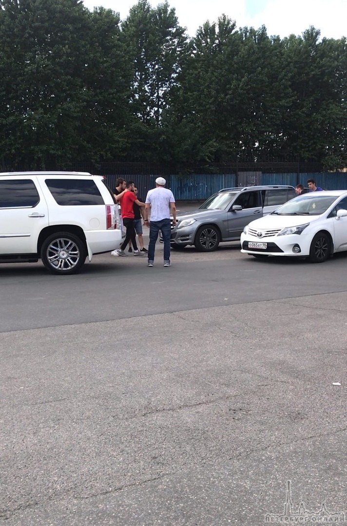 На парковке у Варшавского экспресса примерно в 15:30 произошел конфликт молодого парня с другими реб...