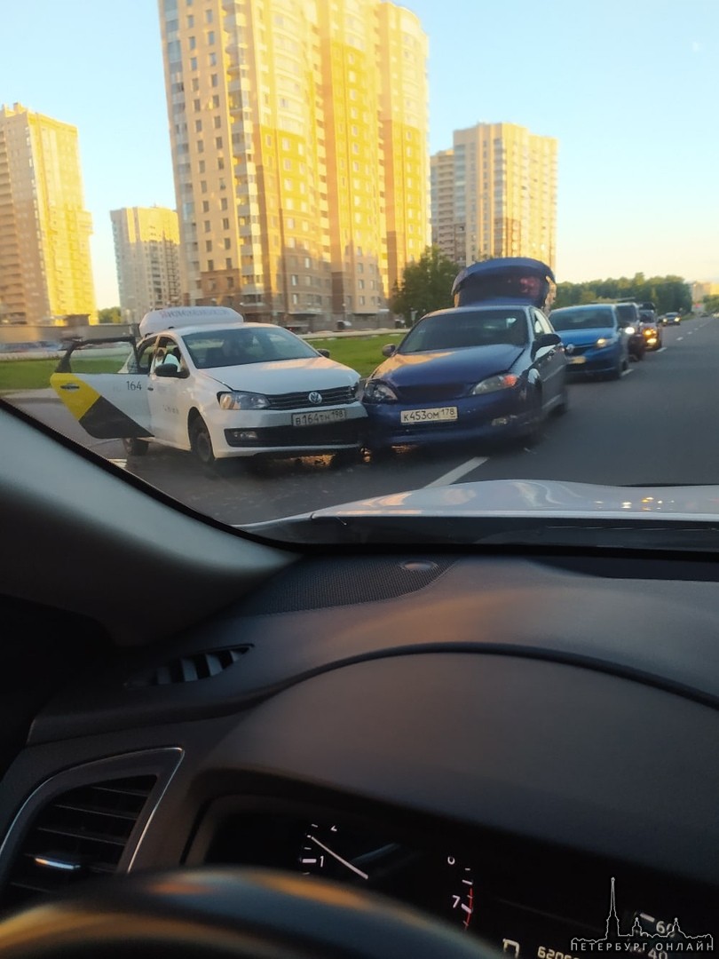 На Бутлерова, рядом с ДСИ Зенит, столкнулись два автомобиля: такисшный Volkswagen Поло и Chevrolet Ла...
