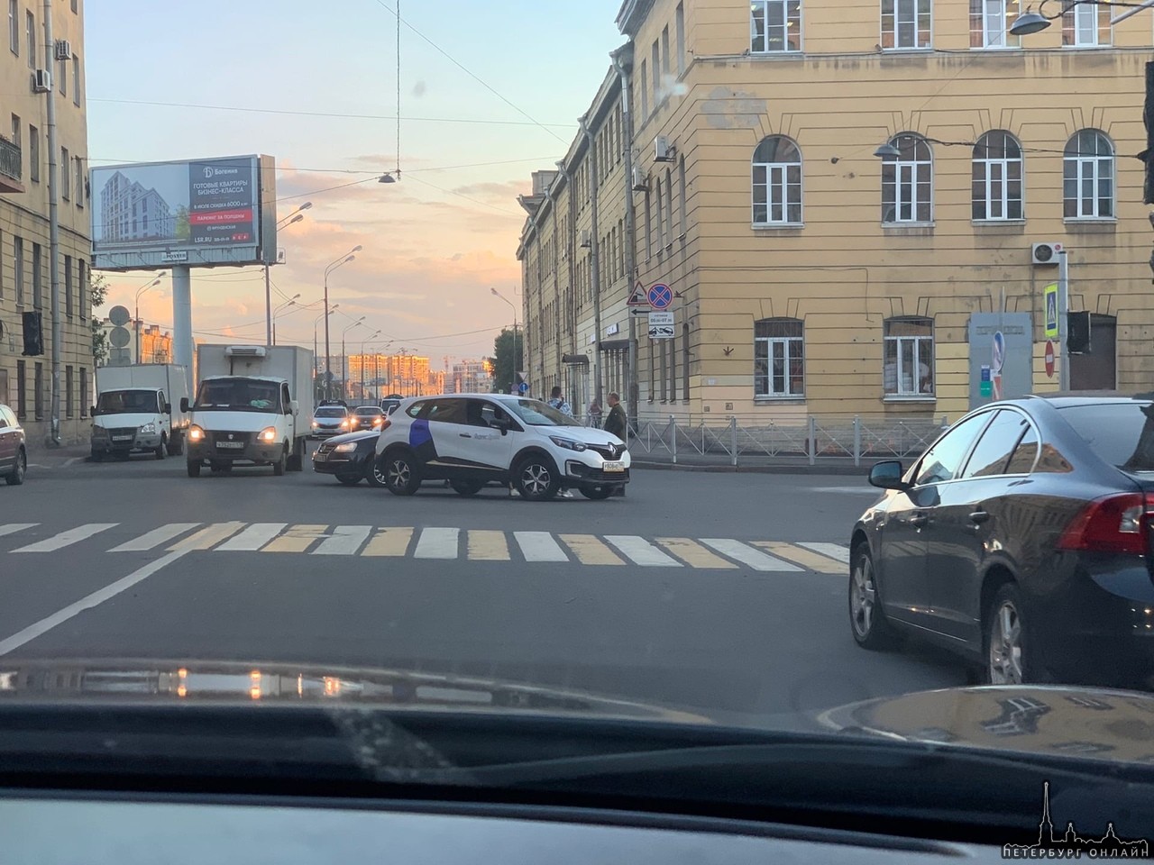 Volkswagen не пропустил каршеринг на перекрестке Звенигородской и Заслонова