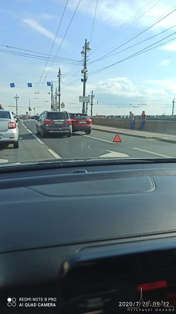 Chevrolet и Нисан притерлись на Университетской набережной перед Дворцовым мостом.