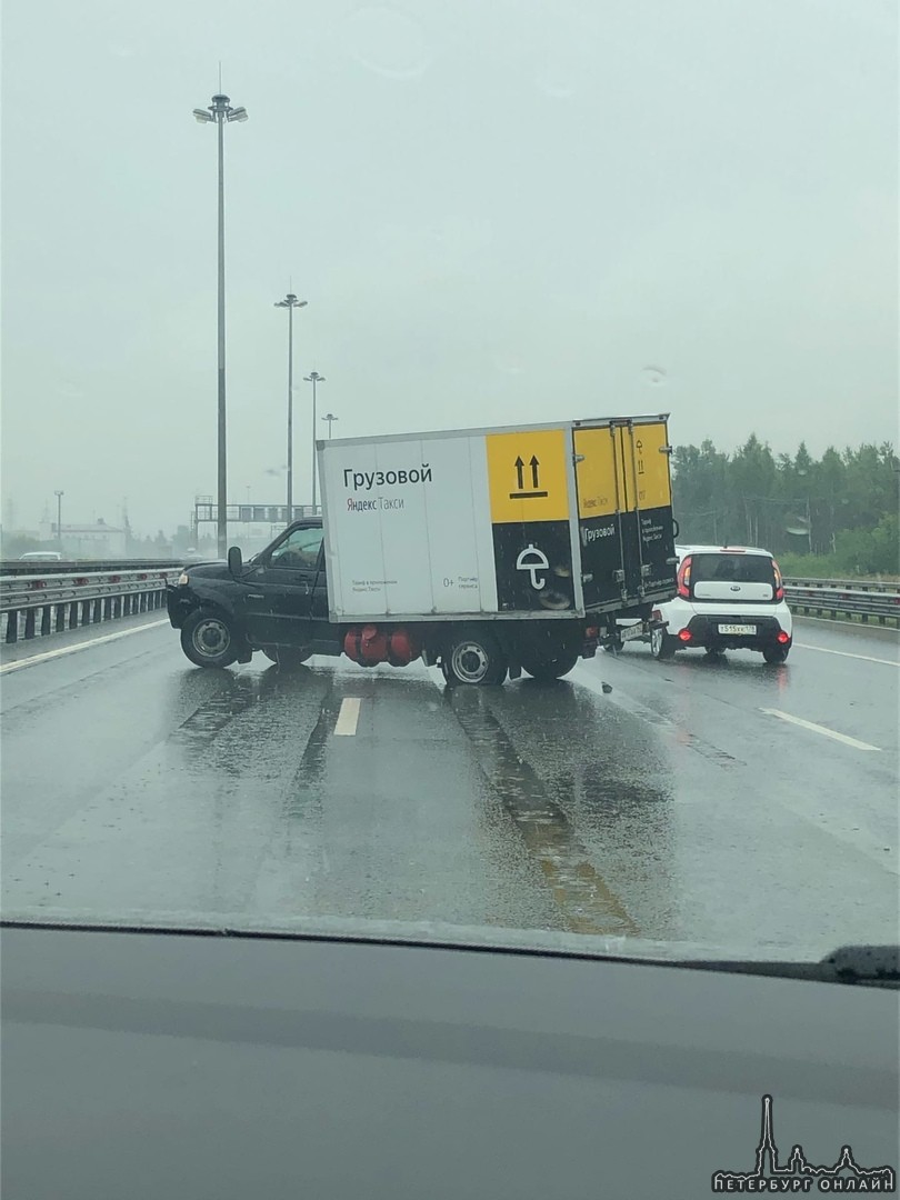УАЗ грузового ЯндексТакси поймал аквапланирование на внешней стороне КАД, перед Таллинским шоссе.