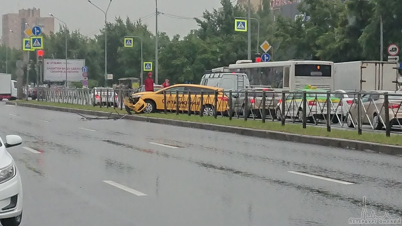 Ситипортация Такси улетел в ограждение на Софийской перед Фучика