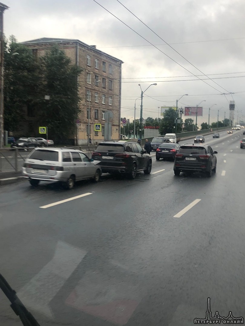 ВАЗ 2111 приехал в БМВ перед Невским путепроводом , в сторону проспекта Славы