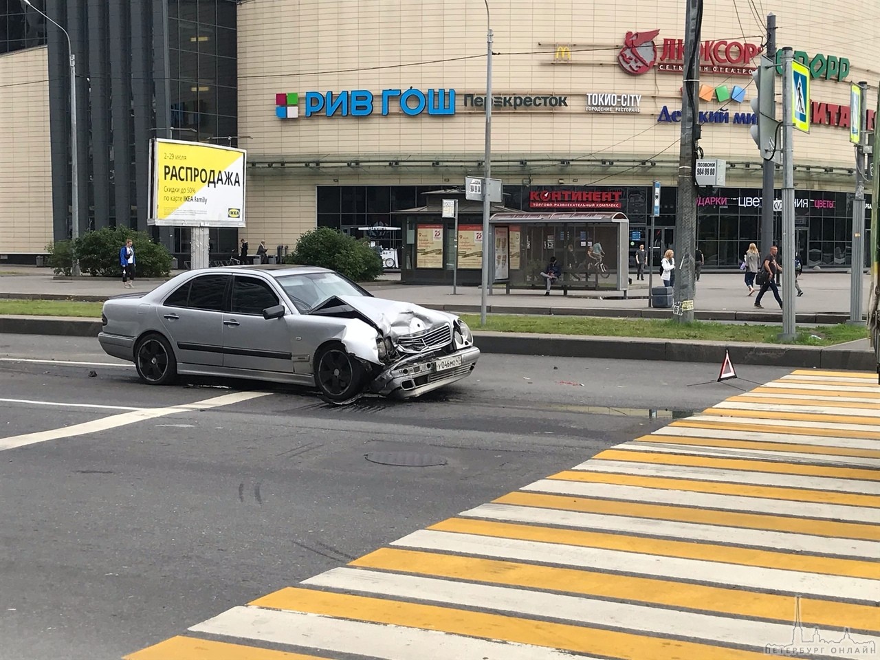 На перекрёстоке Салова и Бухаресткой встретились сразу трое: маленький Hyundai, средний Mercedes и б...