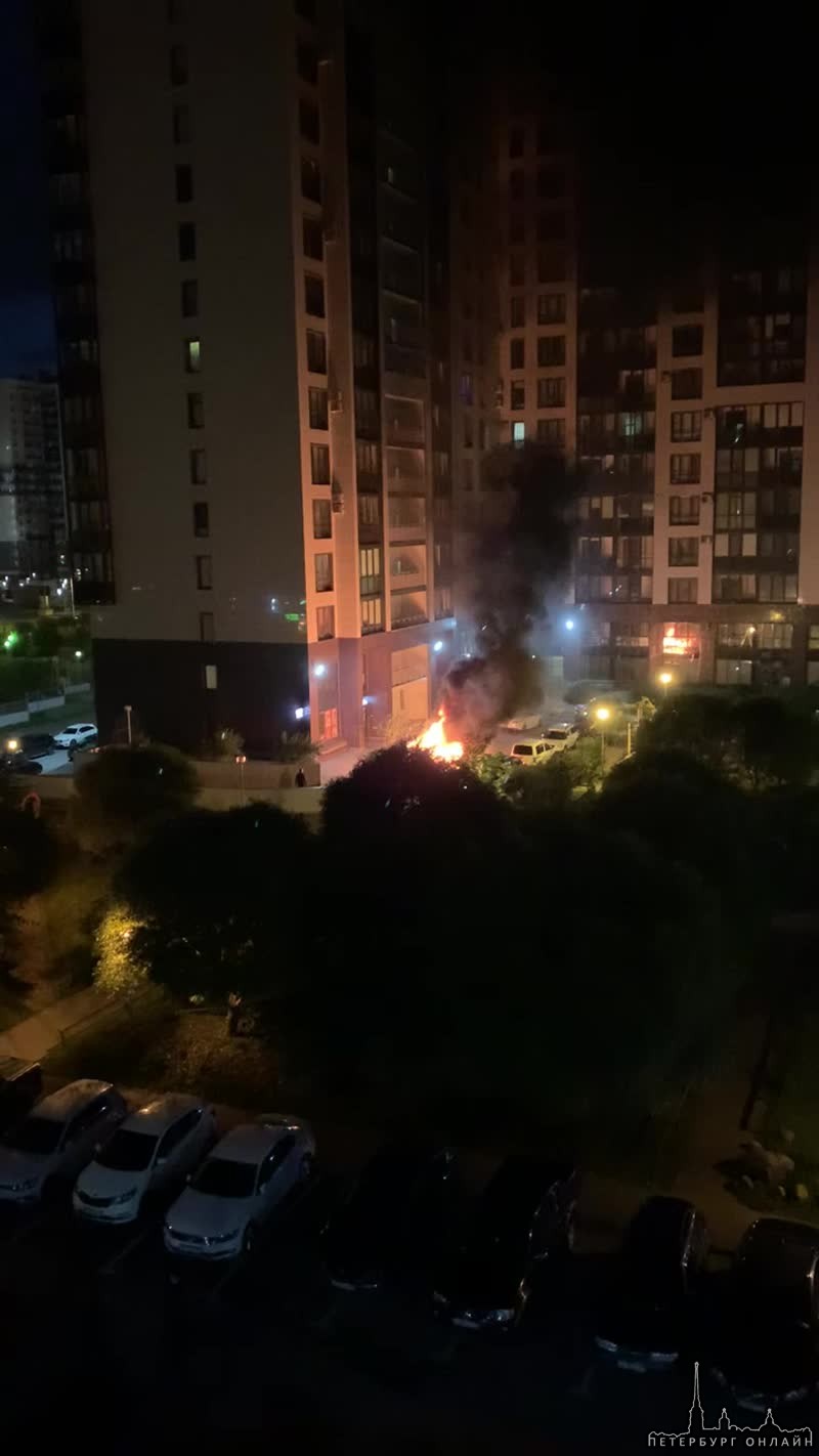 Сгорела машина во дворе дома 53 по Петергофскому шоссе