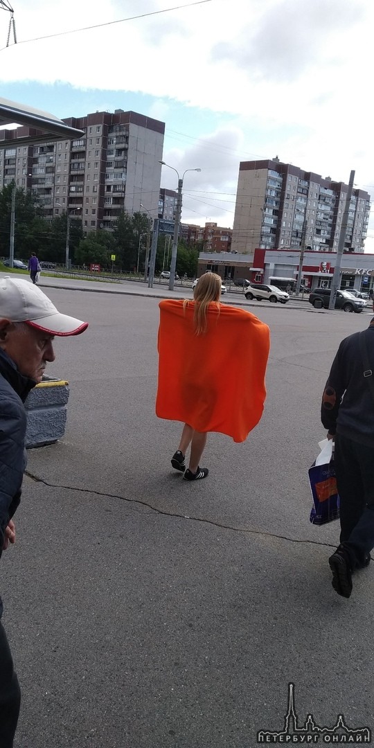 На пересечении Богатырского и Гаккелевской в Приморском районе замечена девушка в белье и полотенце....