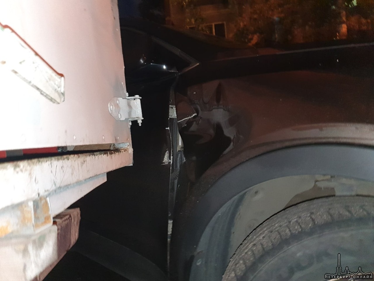 Вчера в 23:53 во дворе на Седова 116 водитель ГАЗели сдавая задом врезался в припаркованный Hyundai. С...
