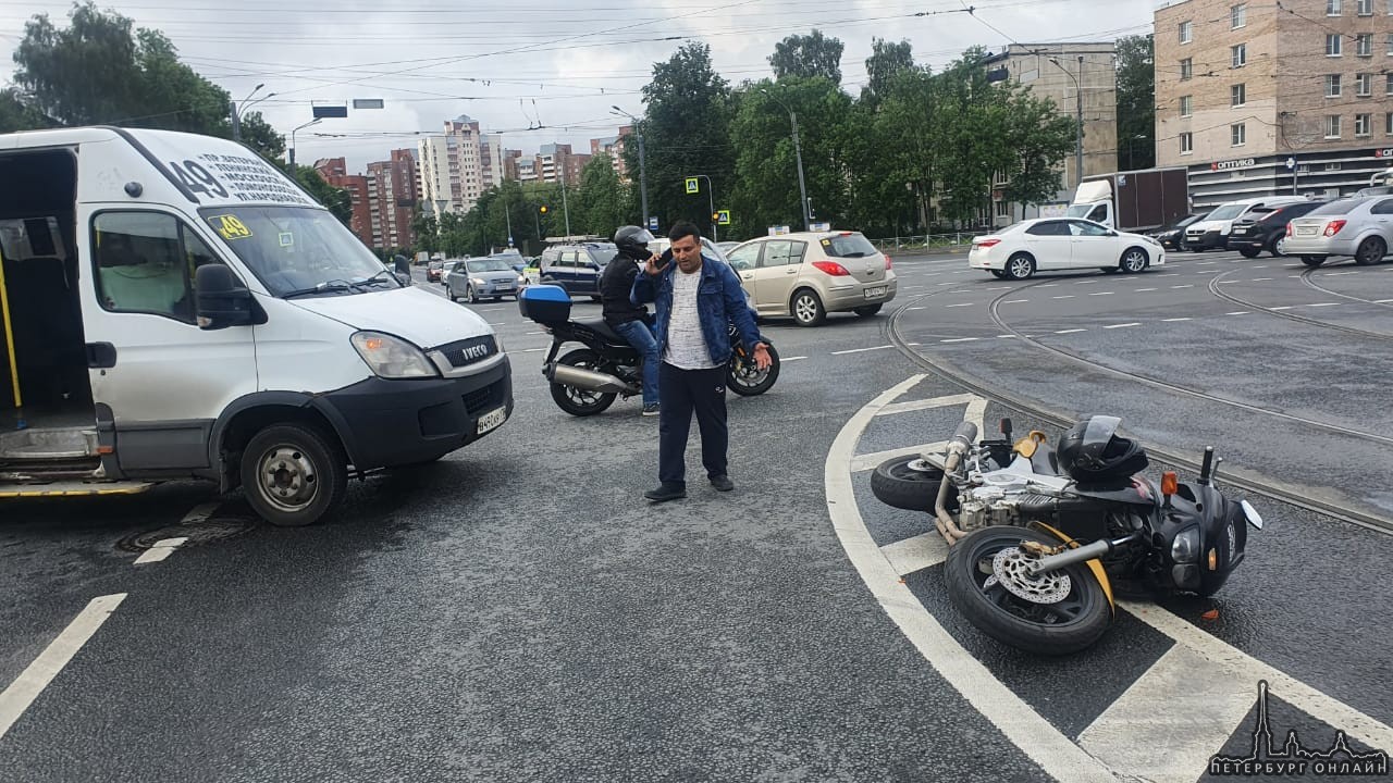 На перекрёстке Народной и Дальневосточного в 8:25 маршрутка К-49 сбила мотоциклиста. Жертв нет, мото...