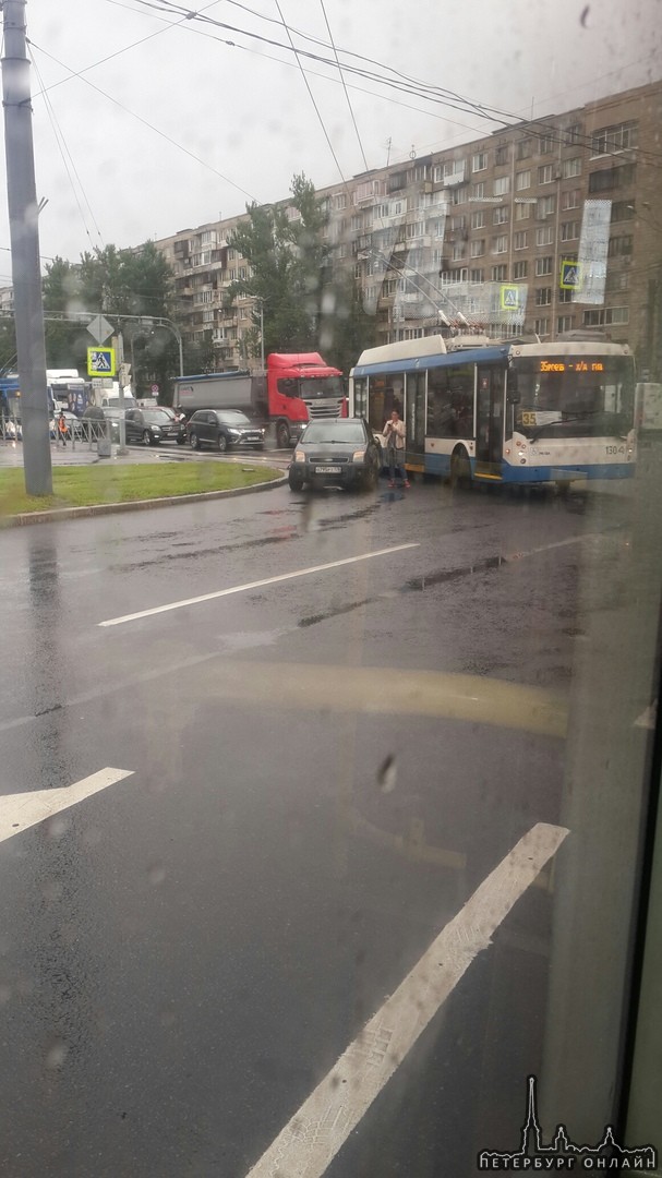 На перекрестке Софийской улицы и проспекта Славы при повороте троллейбус подвинул Ford.