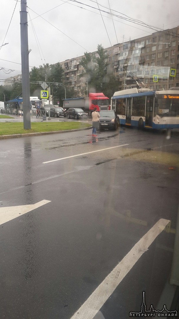 На перекрестке Софийской улицы и проспекта Славы при повороте троллейбус подвинул Ford.