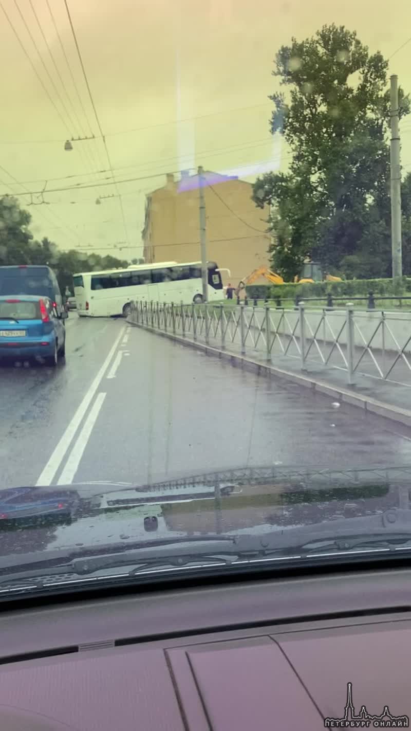 Автобус застрял на Обуховской обороны от моста Александра Невского в сторону Володарского моста. Про...