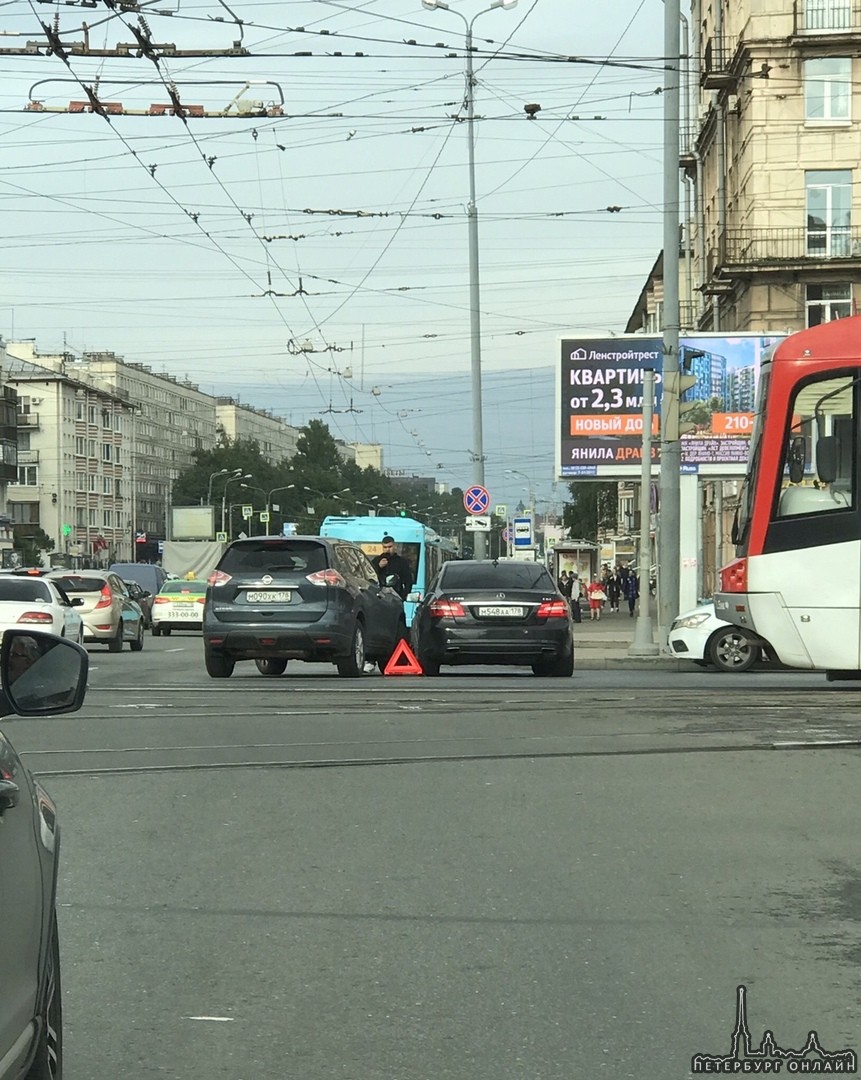 ДТП на Новочеркасской площади в сторону Ладожской, в правом ряду забодались Mercedes и Nissan