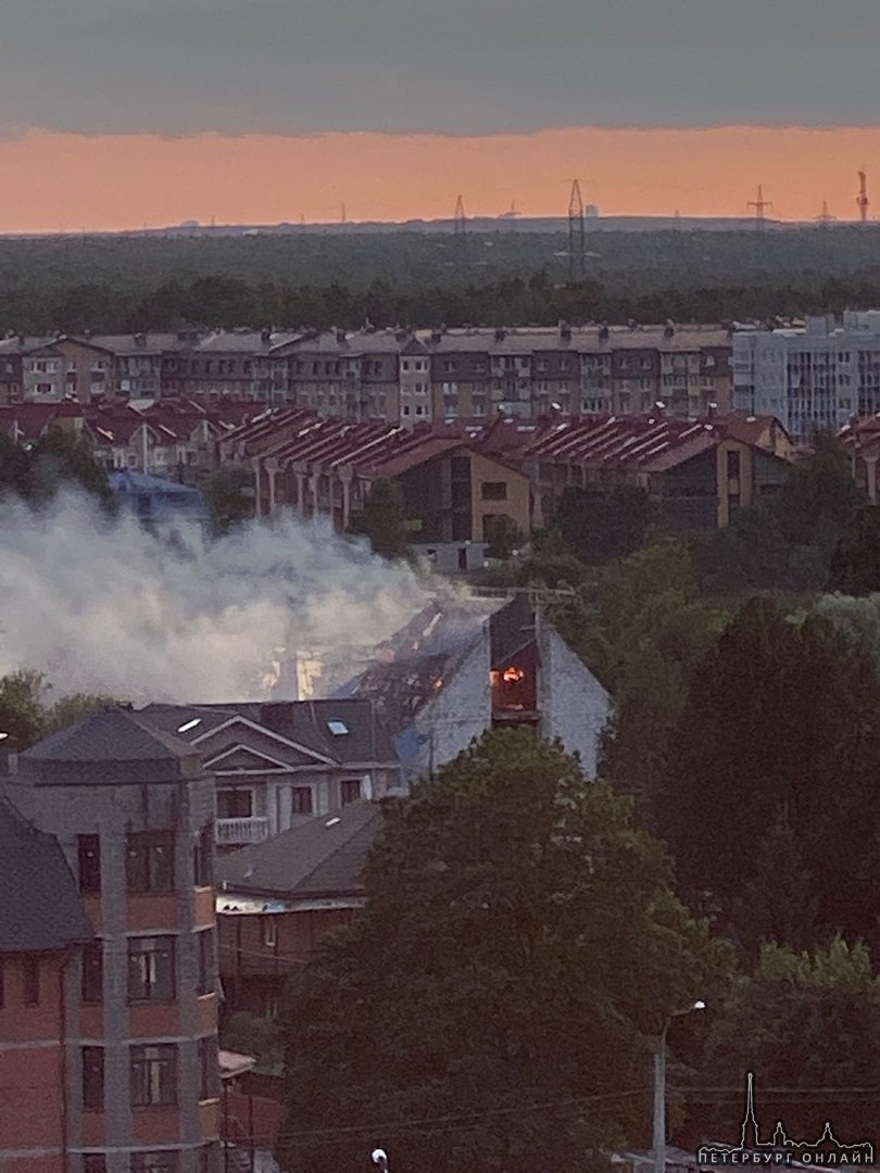 Горит заброшенный дом на Выборгском шоссе, огонь только разошелся, пламя охватывает быстро.