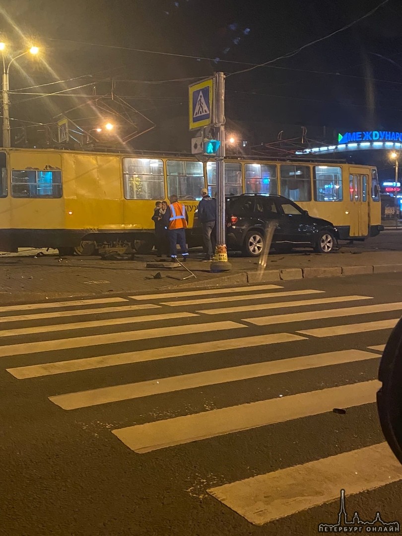 На Международной в 2:30 ночи БМВ поломал ограждения трамвайных путей