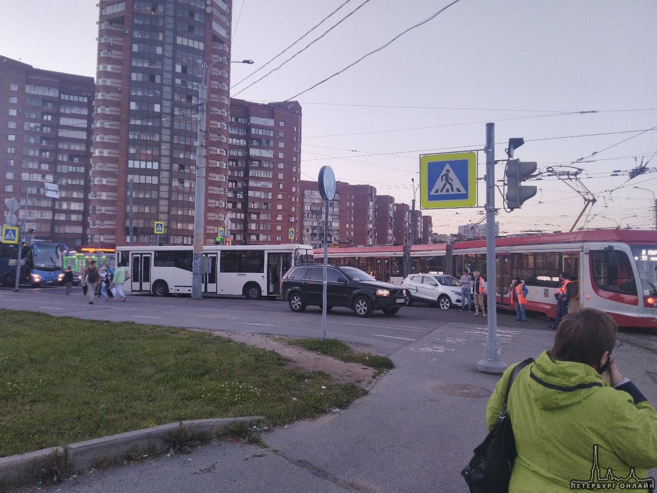 Каршеринг попал под поворачивающий направо попутный трамвай На перекрестке Культуре и Луначарского о...