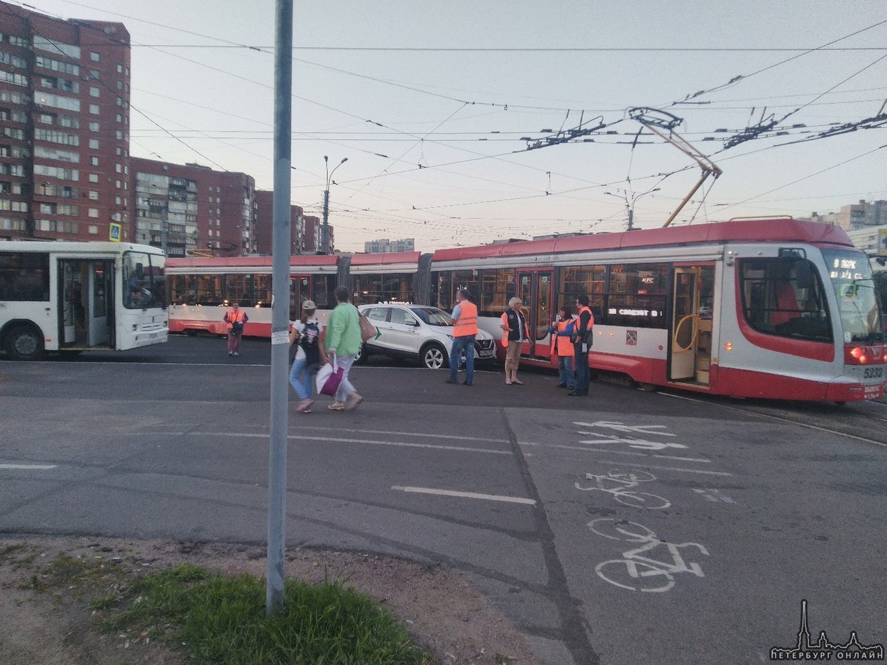 Каршеринг попал под поворачивающий направо попутный трамвай На перекрестке Культуре и Луначарского о...