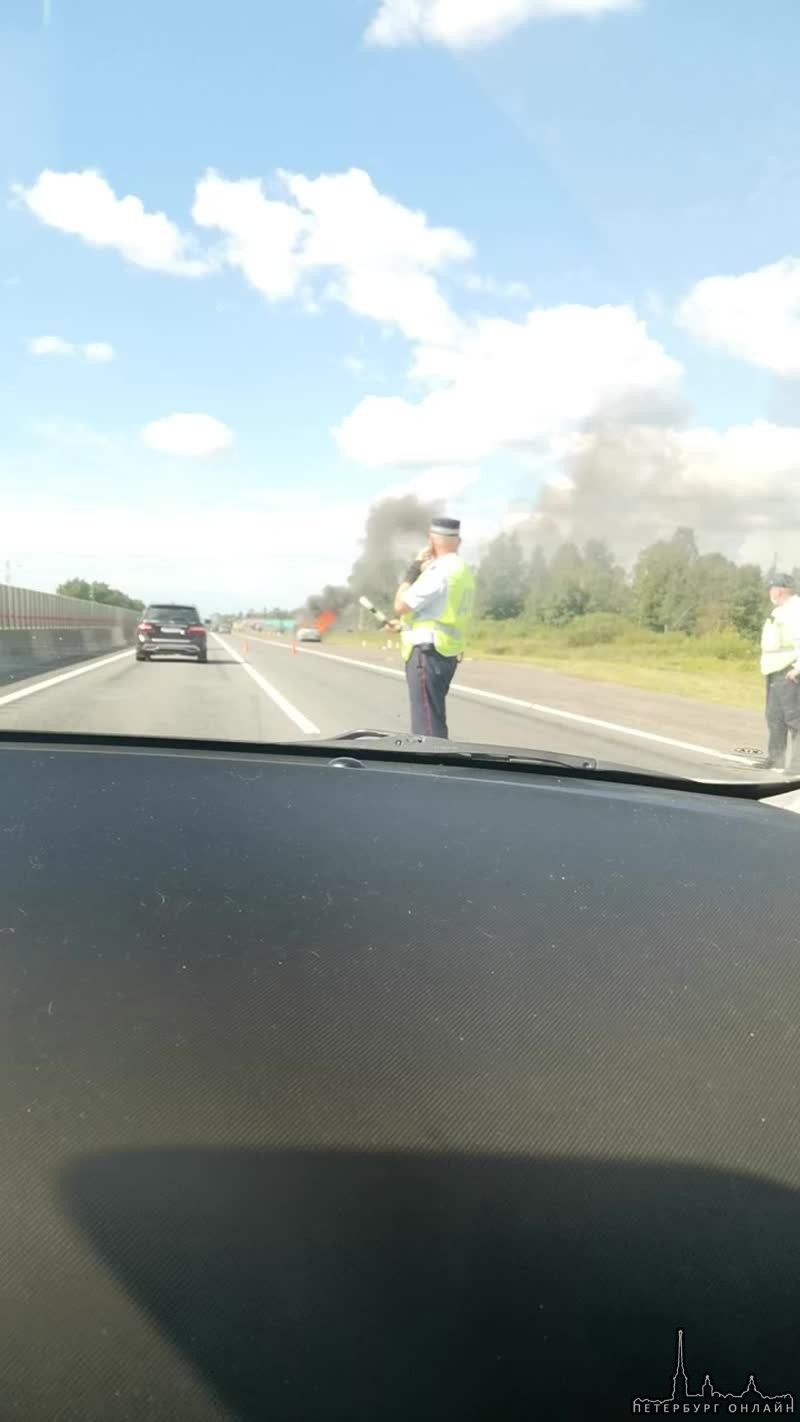 На Московском шоссе Ям Ижоры горит Renault Меган