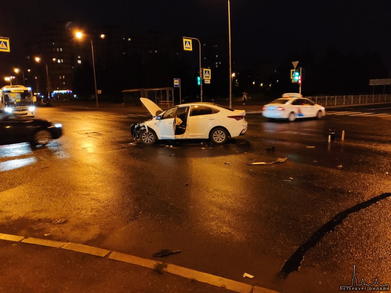 Авария на пересечении Крыленко и Искровского проспекта. Посреди дороги стоит разбитый Hyundai Solaris.