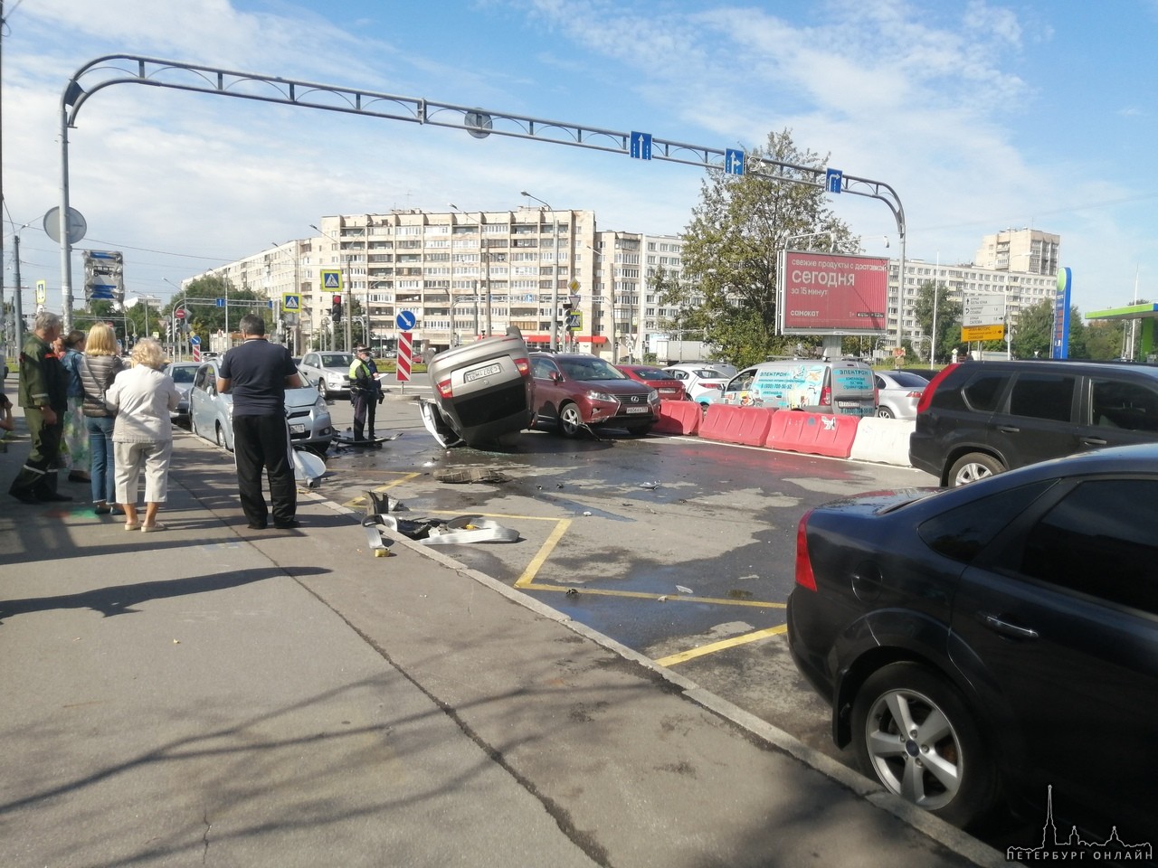На Белы Куна, перед Софийской, водитель Шкоды, избегая ДТП с минифургоном, врезался во временные зна...