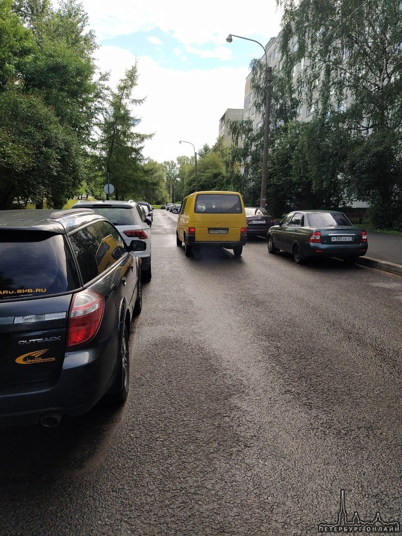 На Белы Куна, перед Софийской, водитель Шкоды, избегая ДТП с минифургоном, врезался во временные зна...