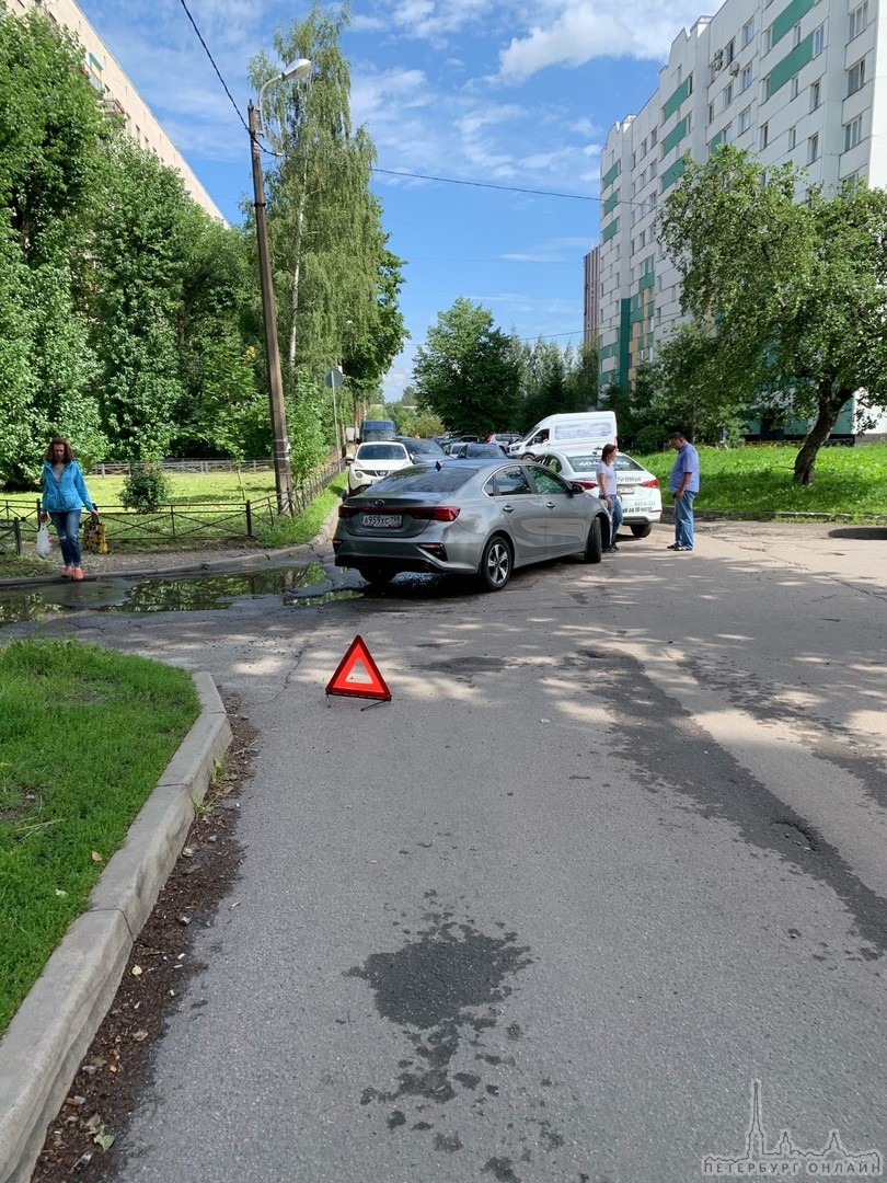 Во дворе на Лени Голикова 29/6 столкнулись такси Hyundai и Киа.