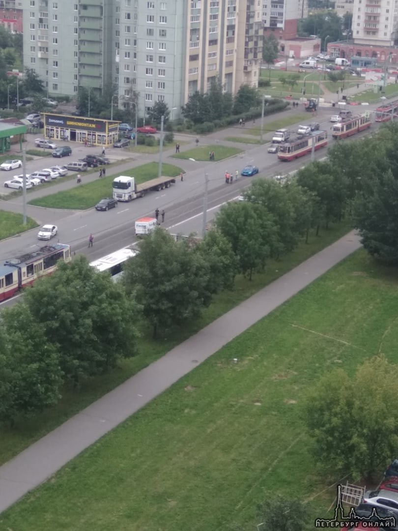 Инкассаторы не дали проехать попутному Мерседесу по трамвайным путям за сплошной по Шлиссельбургском...