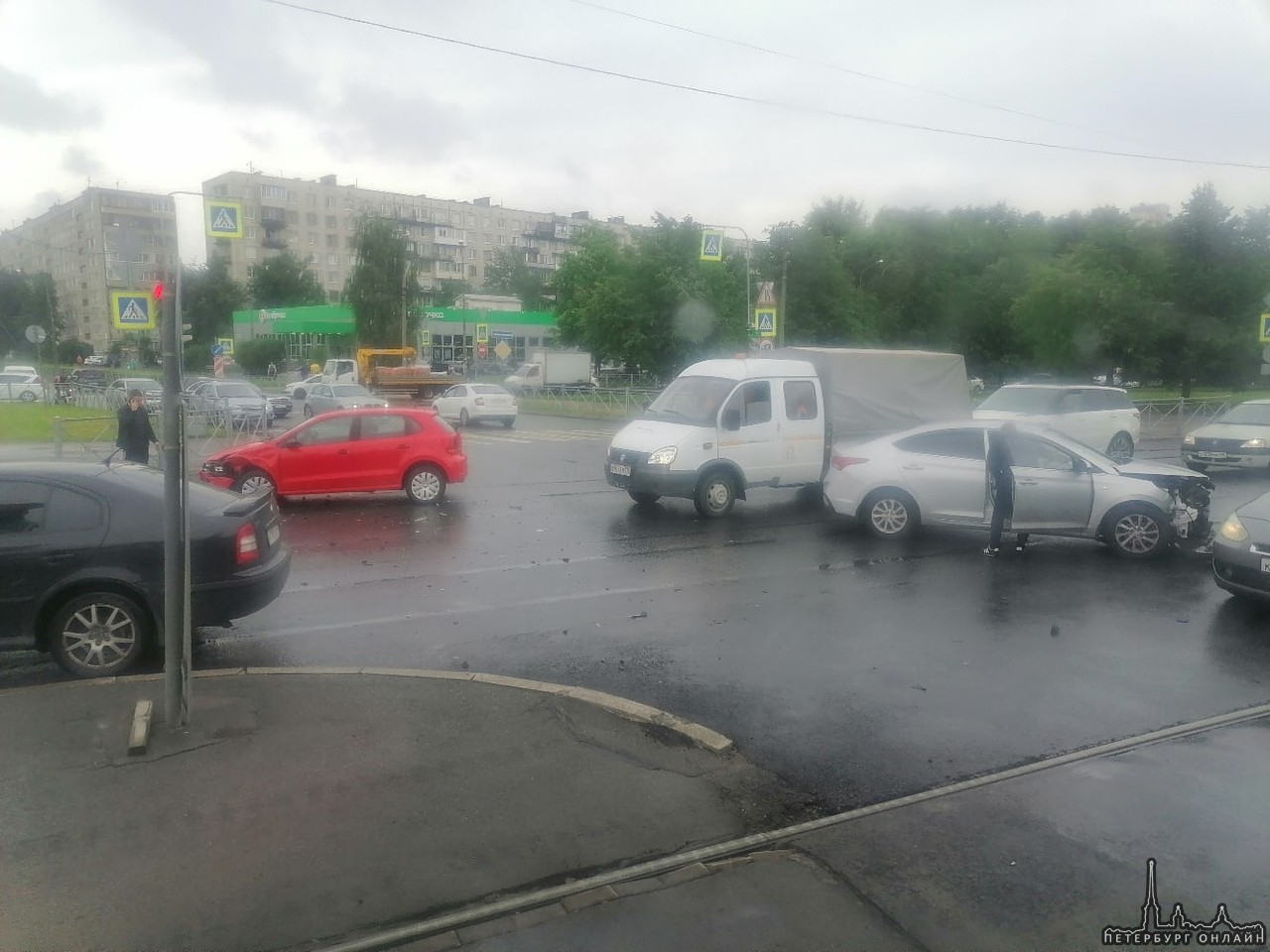 Авария на Крыленко 42к2 в сторону Дыбенко, Solaris столкнулся с МКМ.