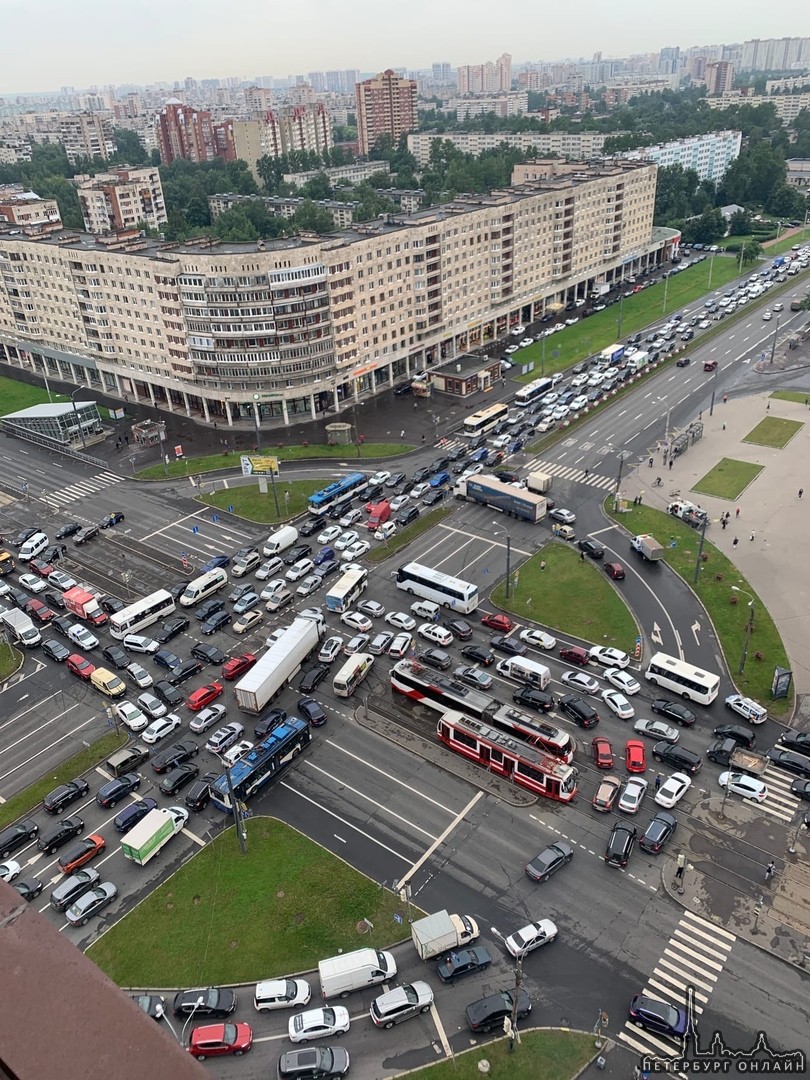 На перекрёстке Бухарестской и проспекта Славы не работают светофоры, пробка уже собралась. Гибдд нет