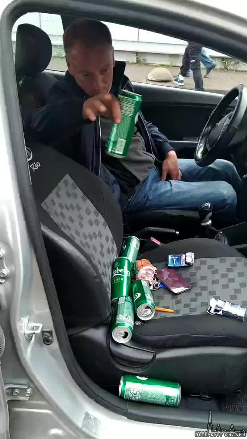 Водитель такси "Ситимобил", сидит в машине и употребляет пиво, напротив Пятерочки на Савушкина 115 к...