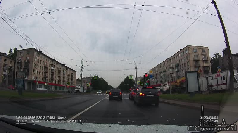 Renault Logan поворачивает налево с Ланского шоссе на Омскую под знак - только прямо, создав пробку за ...