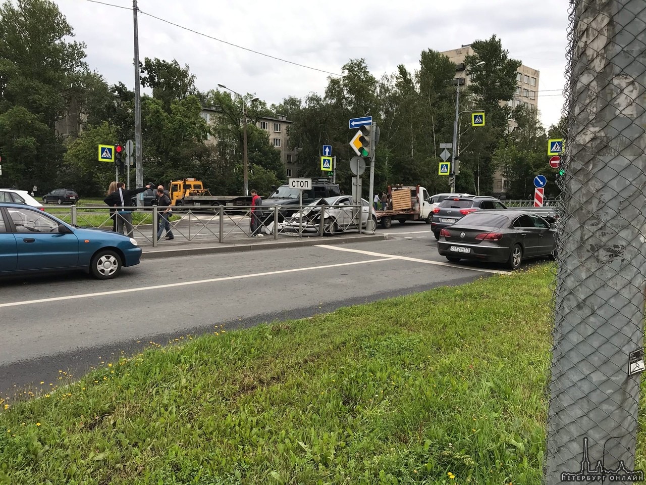 УАЗ прижал Ситроена к разделительной полосе на Седова и Шелгунова.