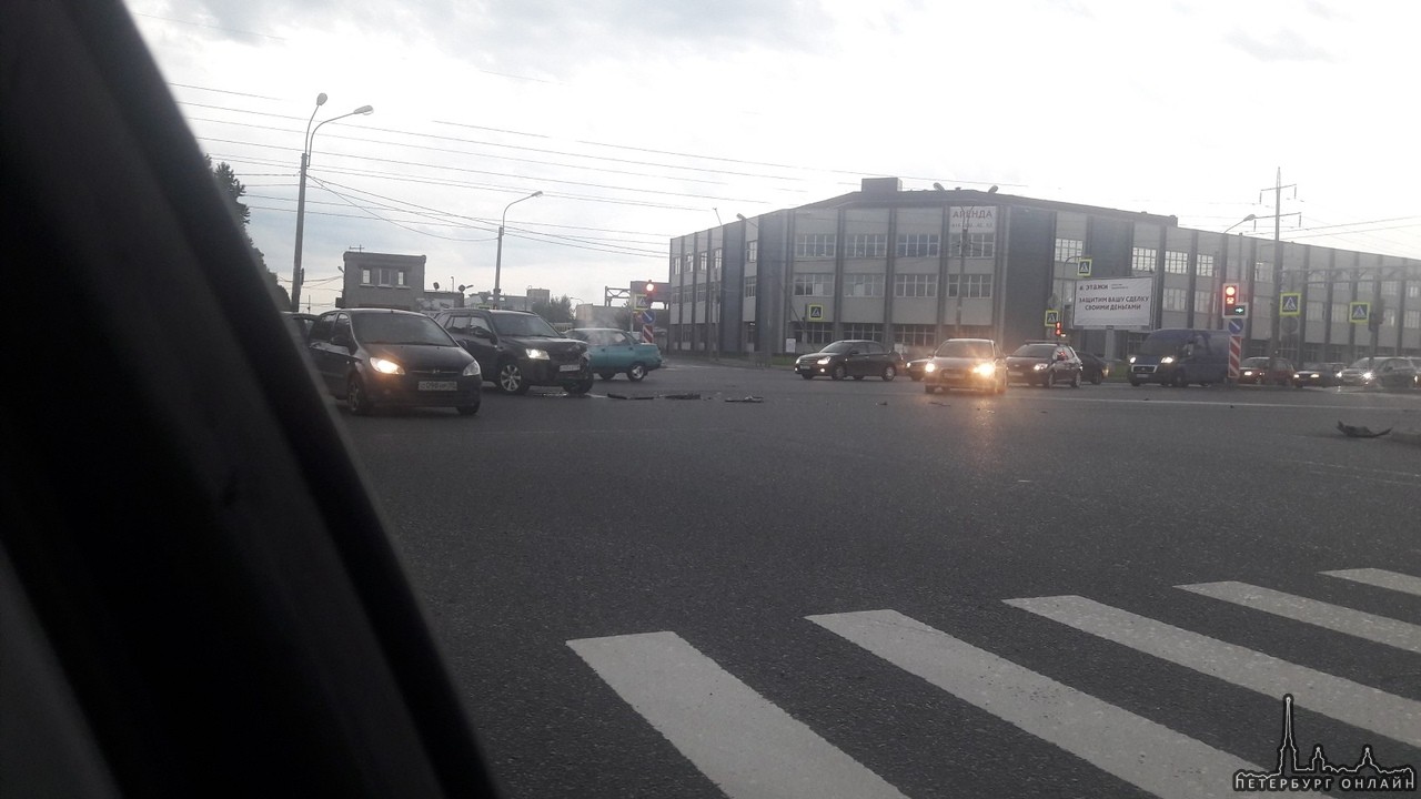 Несколько автомобилей столкнулись на перекрестке Софийской и Дунайского. Все живы. Смотреть с 1:10.