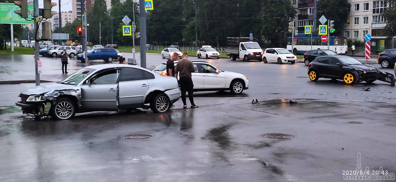 На перекрёстке Поэтического и Художников водитель Renault решил развернуться на желтый и отправил сереб...