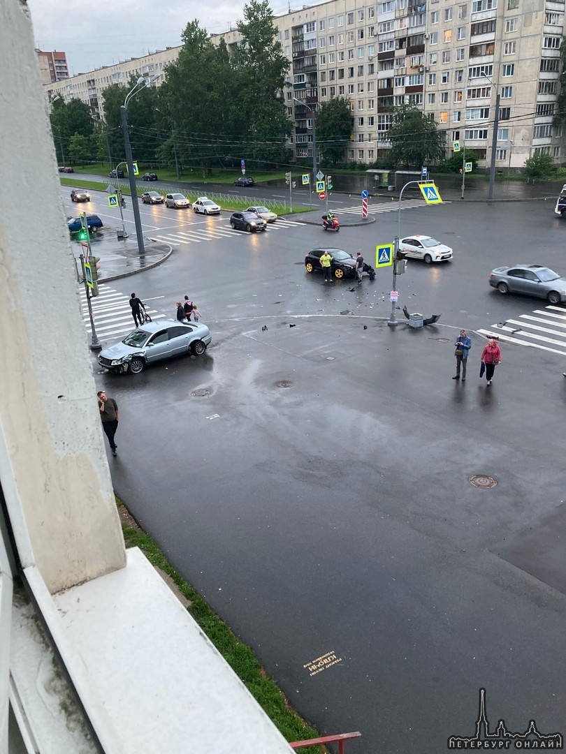 На перекрёстке Поэтического и Художников водитель Renault решил развернуться на желтый и отправил сереб...