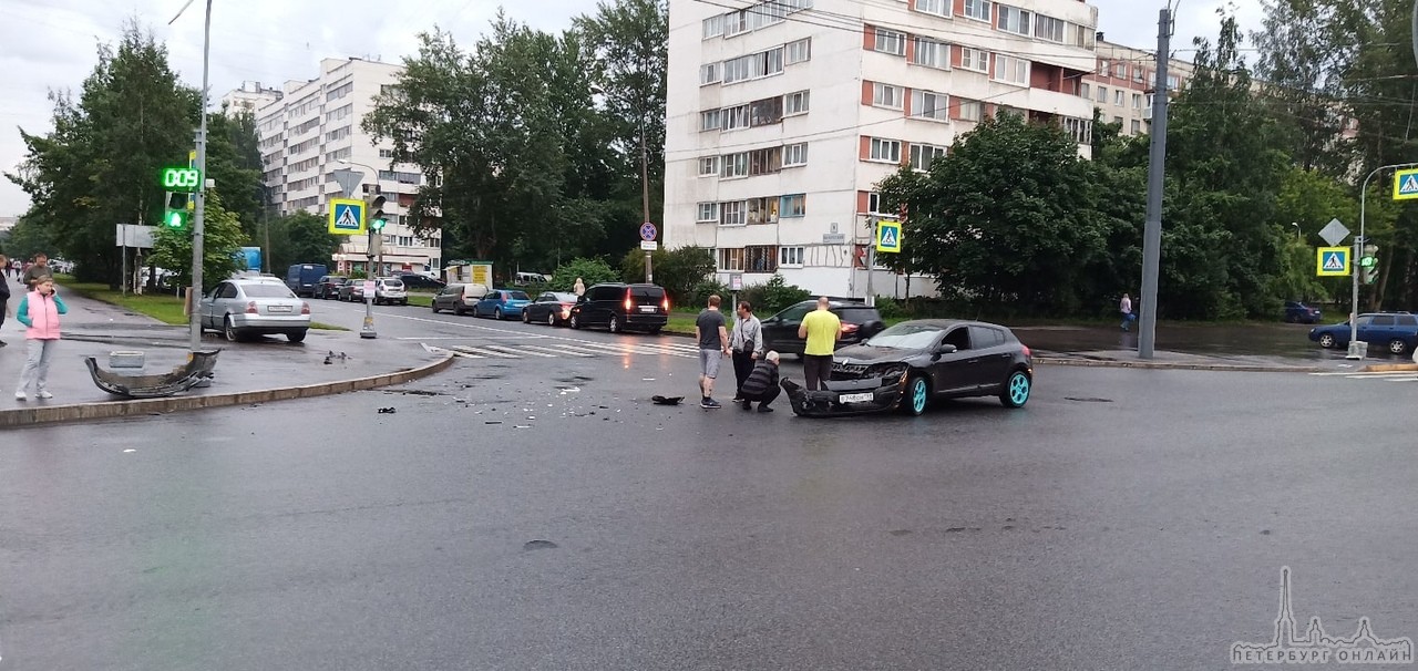 На перекрёстке Поэтического и Художников водитель Renault решил развернуться на желтый и отправил сереб...