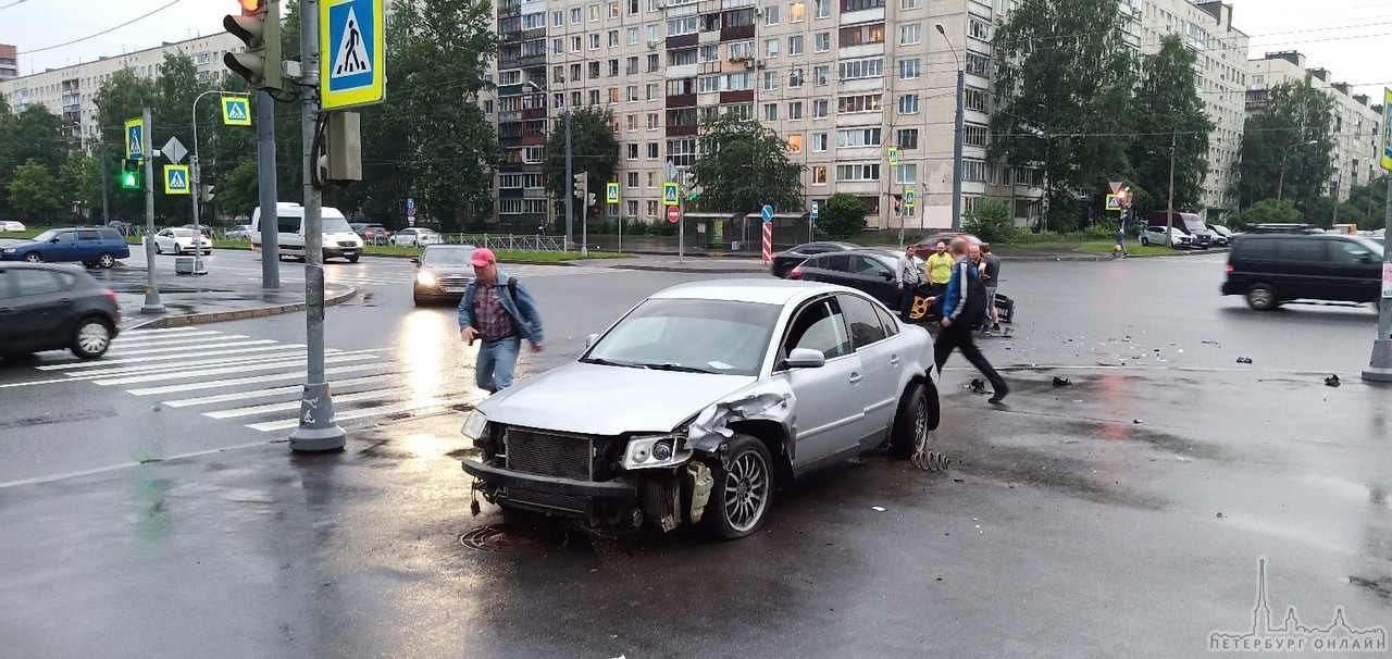 На перекрёстке Поэтического и Художников водитель Renault решил развернуться на желтый и отправил сереб...