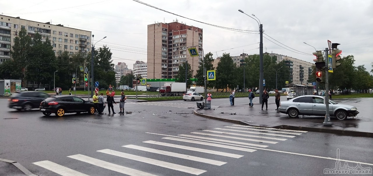 На перекрёстке Поэтического и Художников водитель Renault решил развернуться на желтый и отправил сереб...