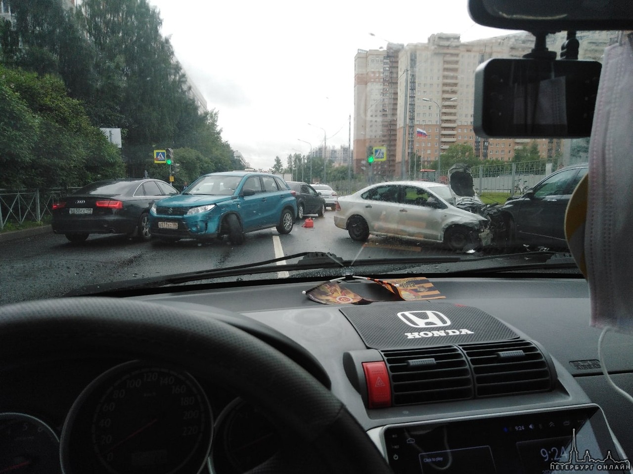 На Ушинского Поло и Витара не разъехались, пострадал припаркованный кроссовер Honda