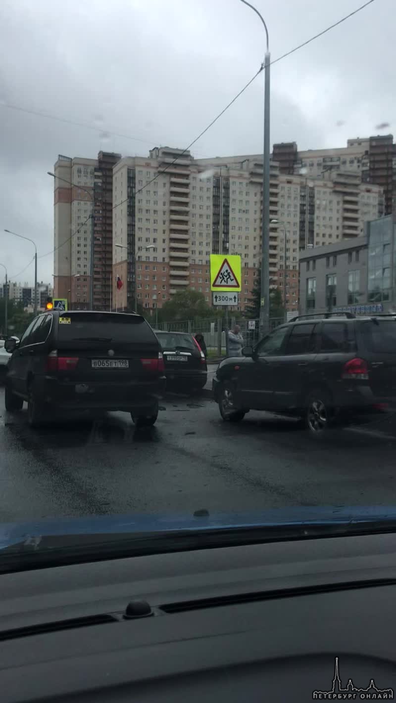 На Ушинского Поло и Витара не разъехались, пострадал припаркованный кроссовер Honda