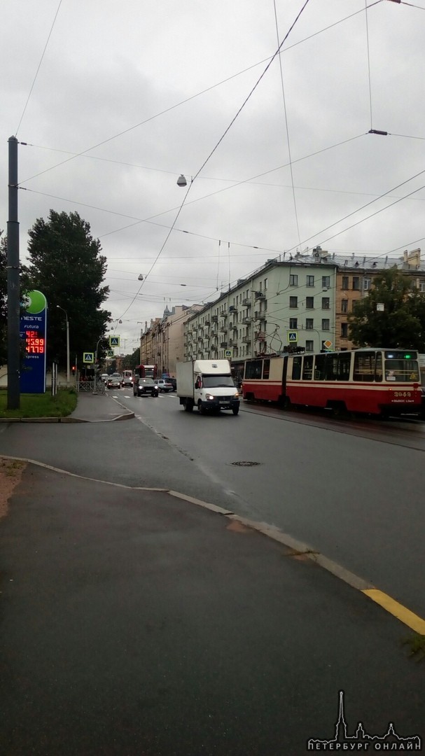 ДТП на перекрёстоке Нейшлотского 15б и Лесного проспекта. Трамвай стоят в обе стороны и к Выборгской...