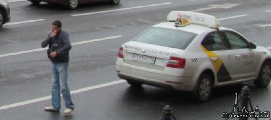 На Невском, напротив Стокманна, таксист Яндекс всадил от души по-касательной в Рио из 154RUS! Смял б...