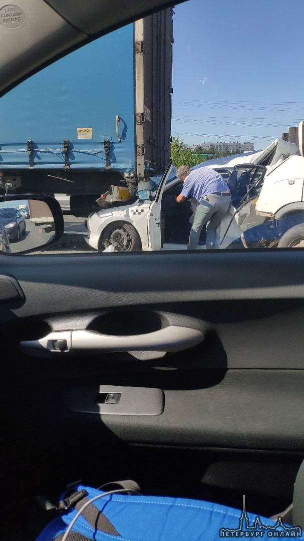 Авария на внутренней стороне КАДа между Софийской и Московским шоссе, вроде, все живы. Можно объехат...